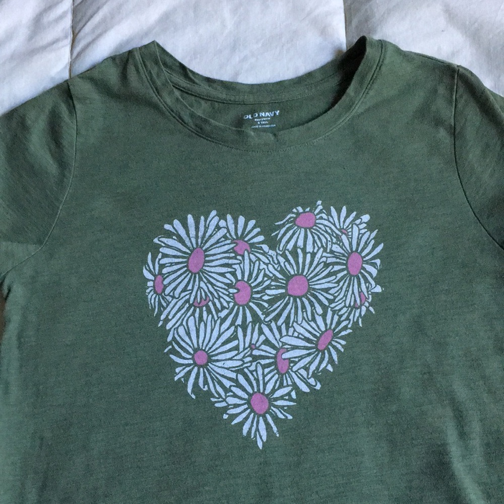 Old Navy Green Scoop Neck Cotton T-shirt with Daisy/Heart Design size Small Tall